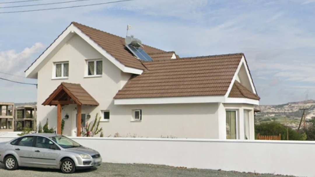 Ορόκλινη - Ισόγεια κατοικία με σοφίτα